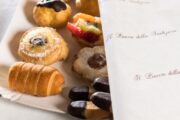 La carta pelleaglio di Adercarta è l’incarto perfetto per pasticcerie, gelaterie e bar. Morbida, sicura e personalizzabile, assicura la freschezza di ogni tuo prodotto